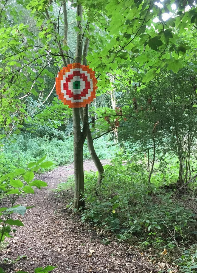 Installation d'une cible de Sophie Hélène sur un arbre